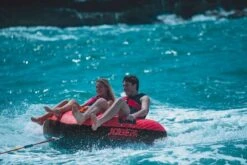 Jobe Double Trouble Funtube - 2 Persoons 10 Jobe Double Trouble Funtube - 2 Persoons -Zwembadwinkel 230220006 actionshot big resultaat